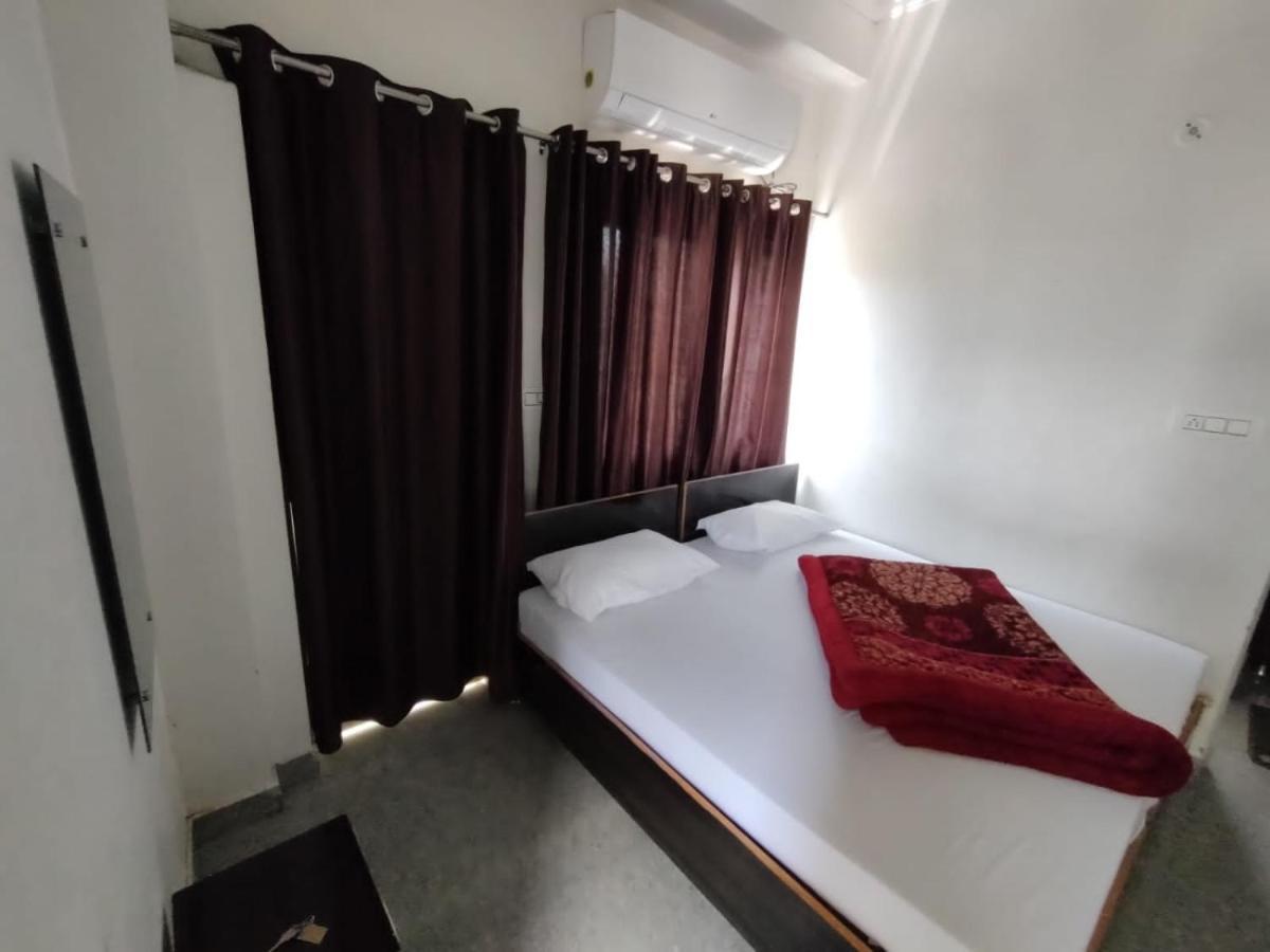 רישיקש Hotel Aman מראה חיצוני תמונה