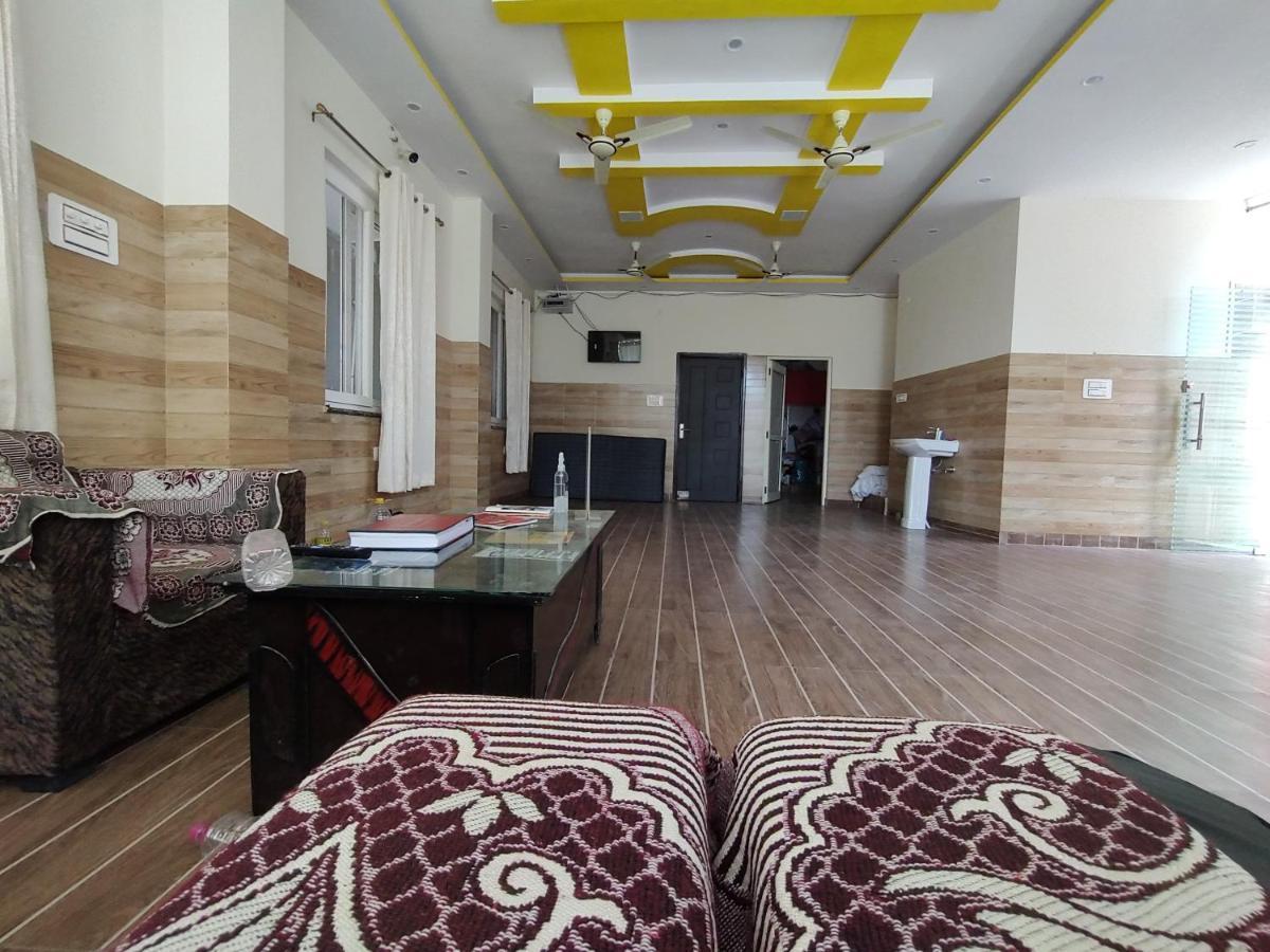 רישיקש Hotel Aman מראה חיצוני תמונה